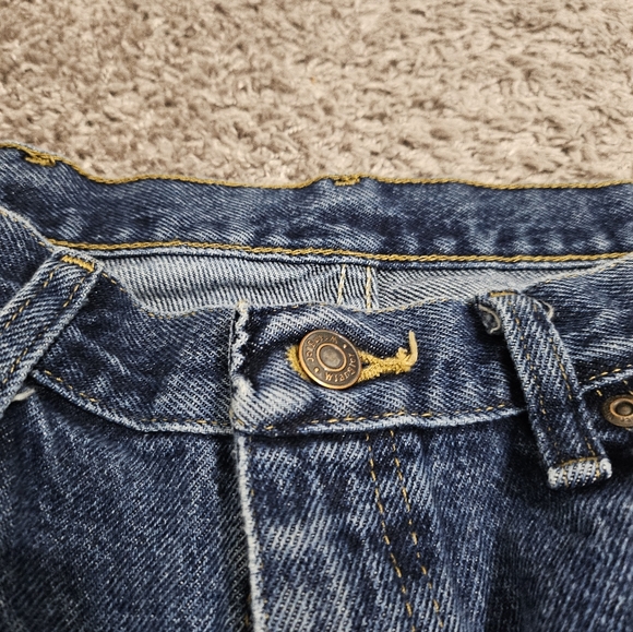 Wrangler Men’s 34x32 Blue Jeans Classic Fit Straight Leg Distressed 100% Cotton - Picture 5 of 10